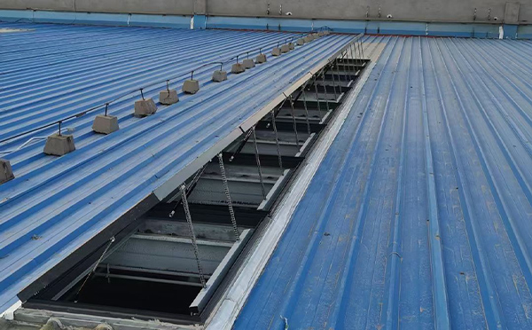 某城市大型商业综合体中庭广河排烟窗工程