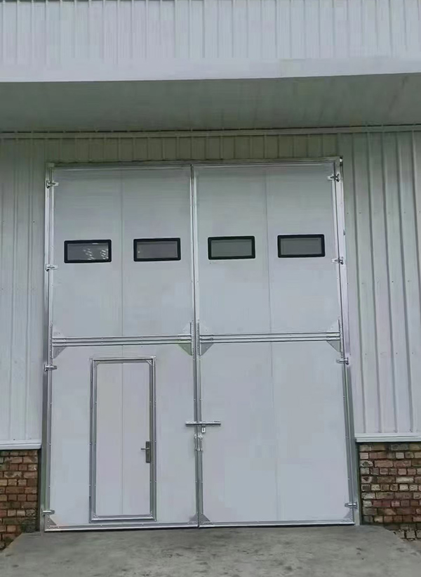 广河工业门在设备装配车间出入口的实施记录